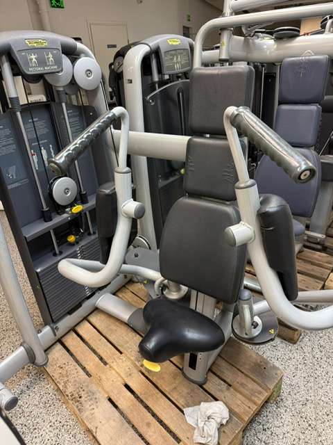 Technogym pec deck