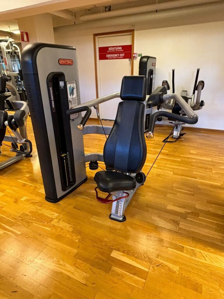 Star trac shoulder press