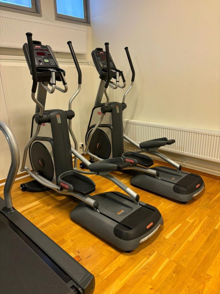 Star trac crosstrainer