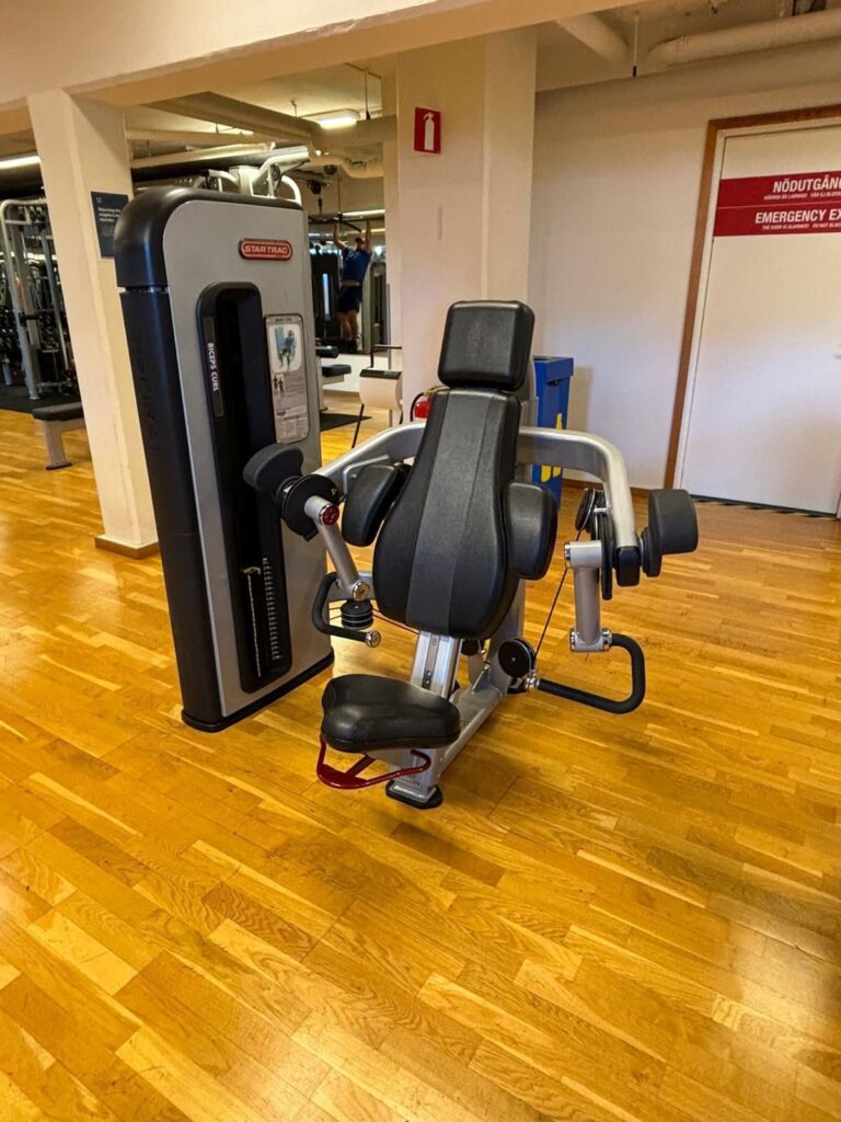 Star trac biceps curl