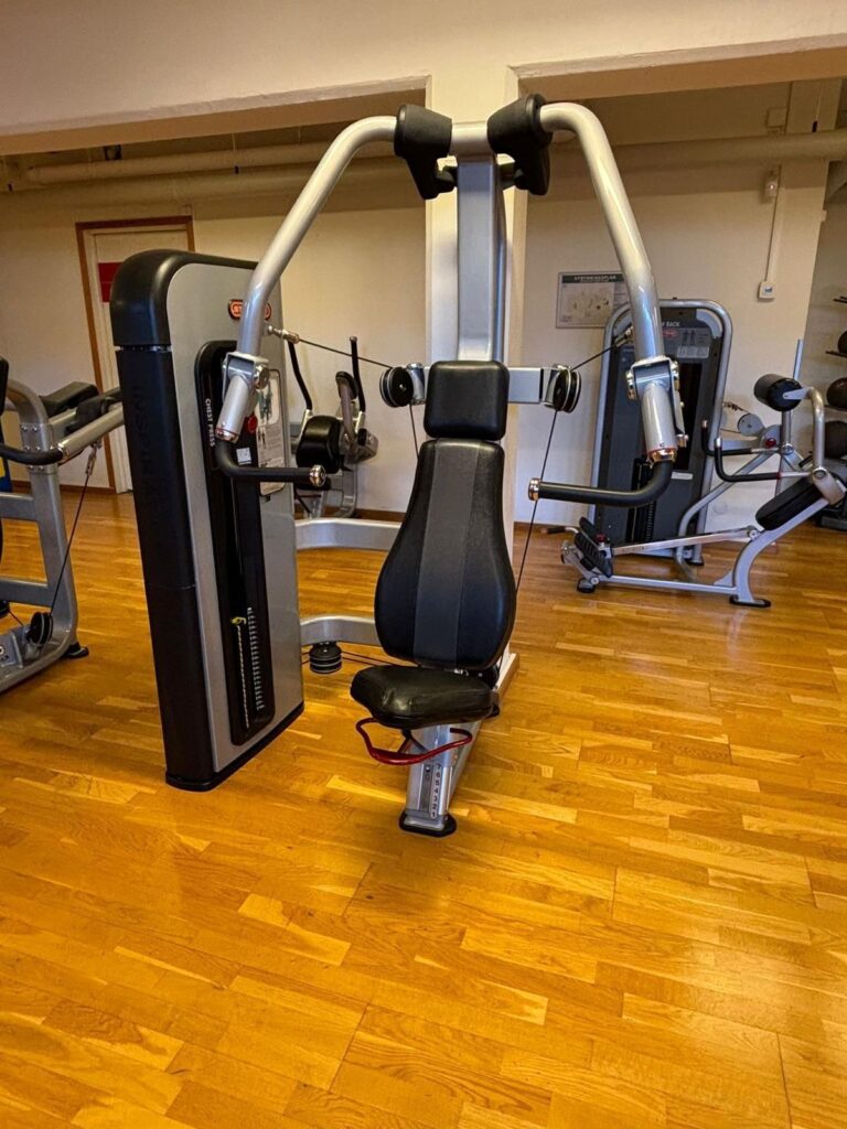 Star trac chest press